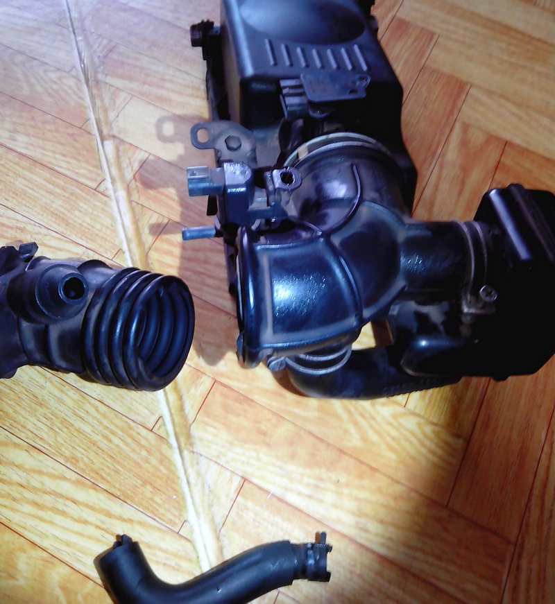 Сломался патрубок воздушного фильтра — Toyota Avensis II, 2,4 л, 2007 ...