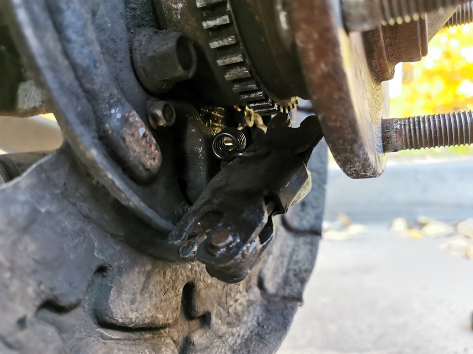 Регулировка тросика ручника, тормозная система стояночного тормоза ...