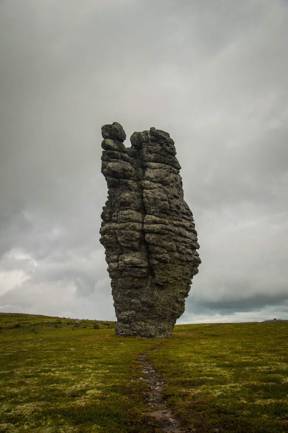 Плато маньпупунер. Про маньпупунер. Про маньпупунер. Мань-пупу-нёр столбы выветривания. Столбы выветривания маньпупунёр.