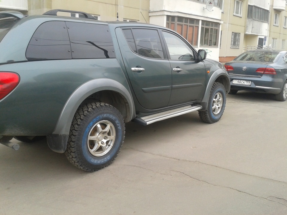 Л 200 1. Mitsubishi l200 колёса. Митсубиси l200 резина. Mitsubishi l200 диски. Митсубиси л200 колеса.