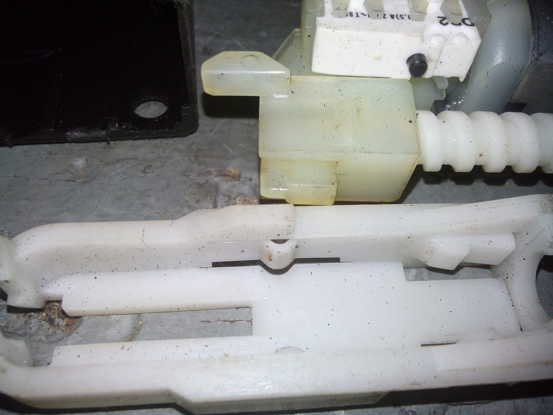 Ремонт активатора ЦЗ и профилактика дверных замков - Opel Omega B, 2,5 л, 1997 г