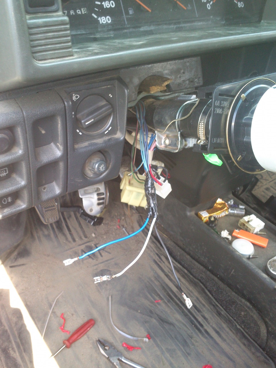 вчера заклинило замок зажигания — Lada 21099, 1,5 л, 1999 года | своими ...