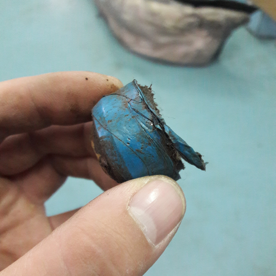 А точнее не меняли я просто сняли и старый замотали изолентой, синей))))) — Audi A4 Avant (B7)