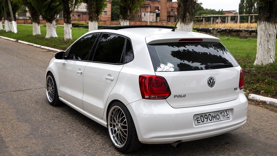 Polo Hatchback красный белые диски ралли