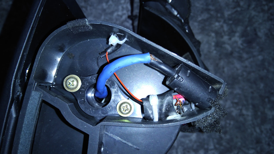 Ставлю геркон примерно в таком месте, чтобы во всех трех положениях штатного монитора, магнитное поле магнита замыкало датчик, но в закрытом состоянии нет. Геркон при срабатывании замыкает контакт катушки реле по массе и реле уже замыкает контакт на контроллер дисплея по плюсу питания (почему тоже не по массе, да потому что там масса везде общая и она идет отовсюду). — Mazda Atenza (1G)