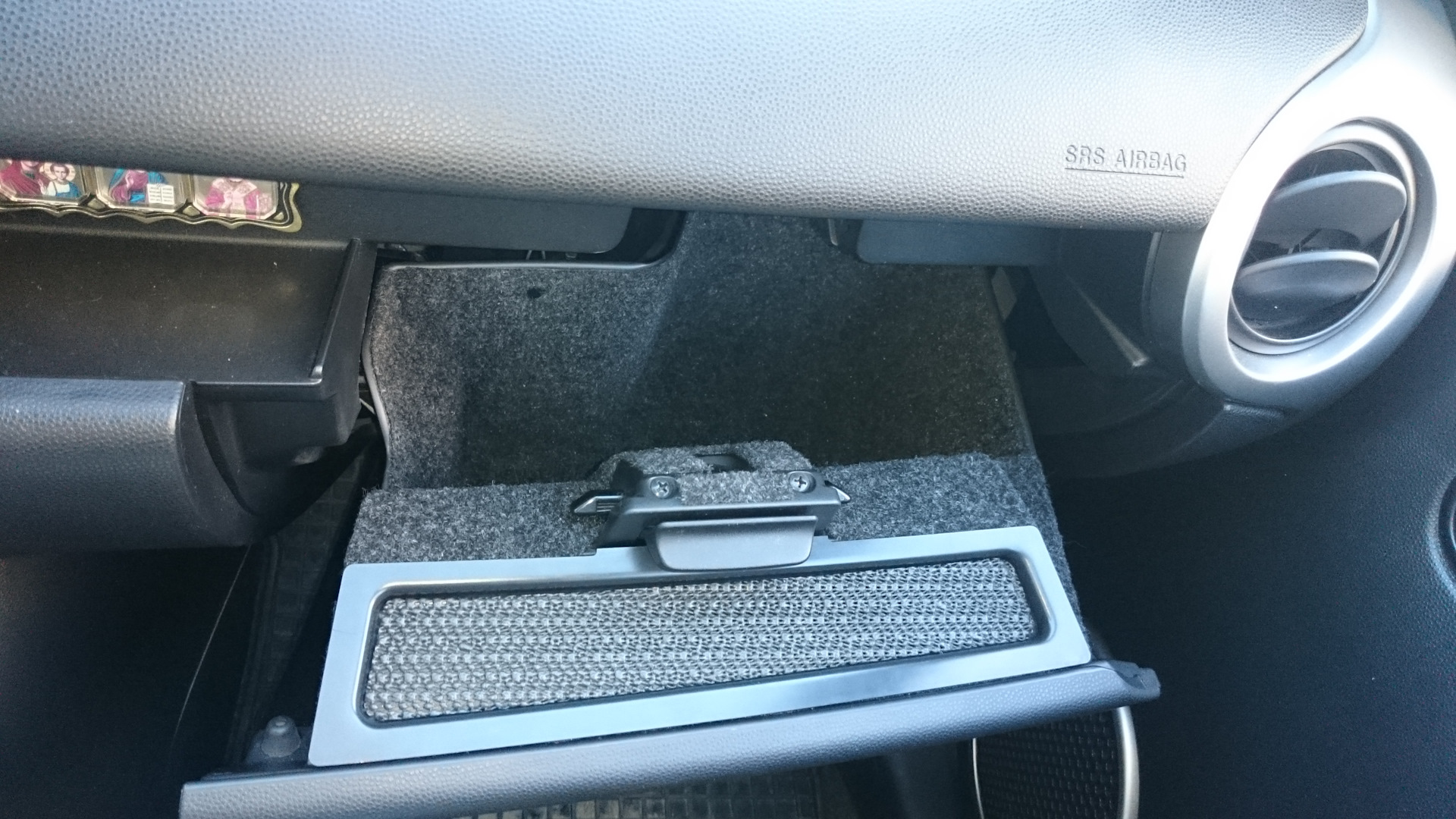 Как снять бардачок мазда демио Накладка на перчаточный ящик - Mazda 2 (3G), 1,5 л, 2008 года аксессуары DRIVE2