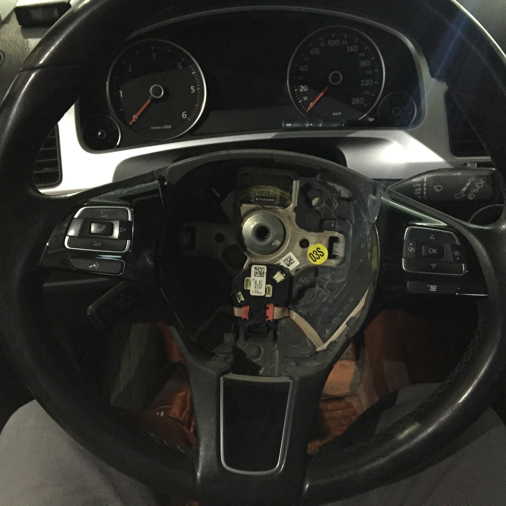 Руль touareg nf. Как снять руль туарег. Руль с подогревом tiguan 1. Руль с кнопками туарег 1. Руль фольксваген туарег 2008.