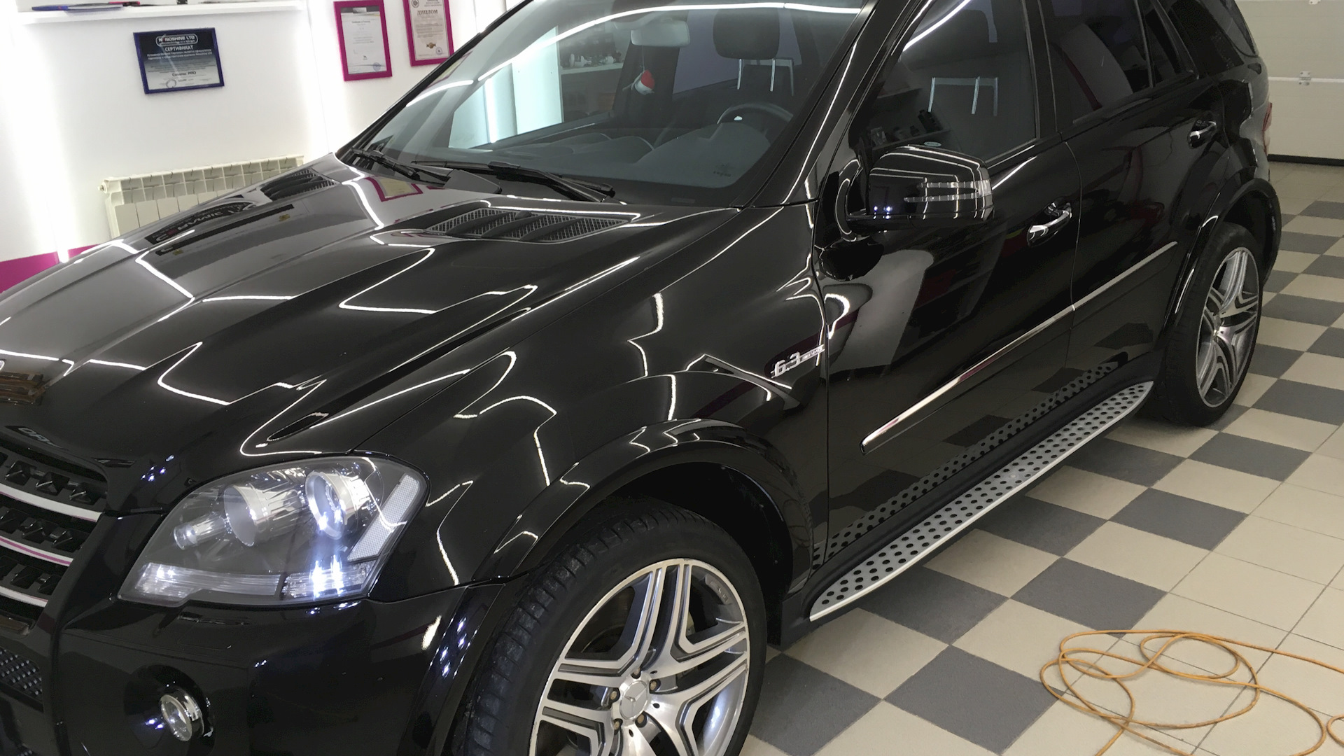 Mercedes-Benz ML 63 AMG (W164) 6.3 бензиновый 2011 | 