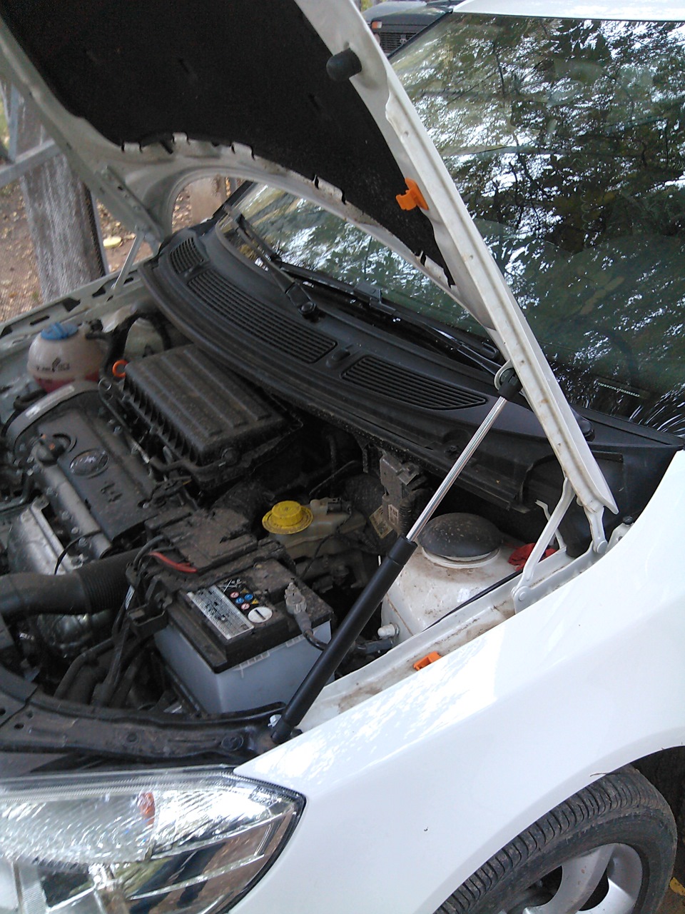 Держатель капота — Skoda Fabia Mk2, 1,4 л, 2012 года | своими руками ...