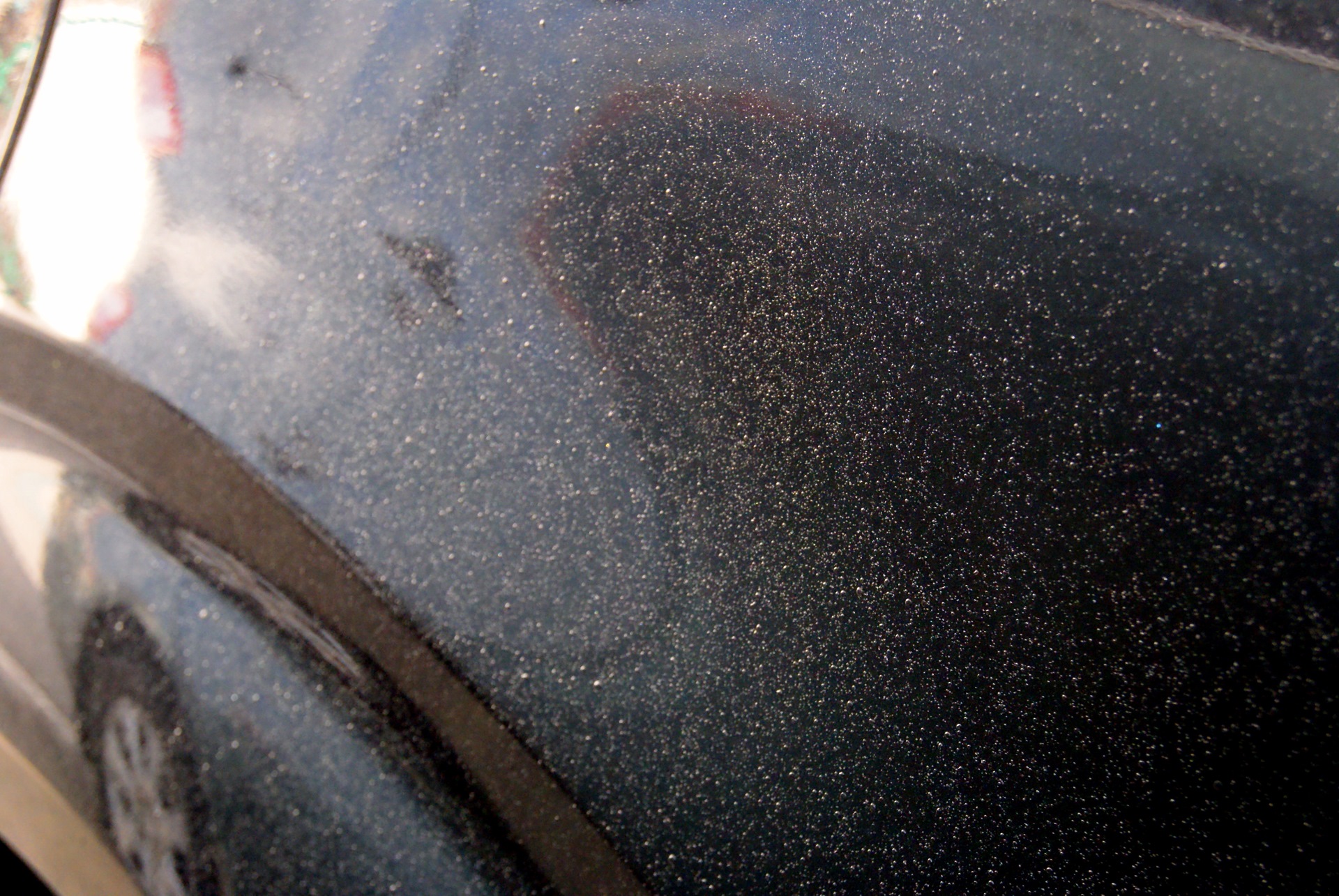 На машине появились пятна. Пыльца на кузове автомобиля. Налет на кузове автомобиля. Белый налет на кузове автомобиля. Пятна на краске автомобиля.