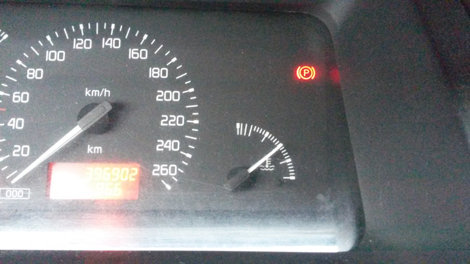 Вот такая температура у меня как прогреется двигатель. Выше не бывает, вентиляторы не включаются. — Renault Safrane