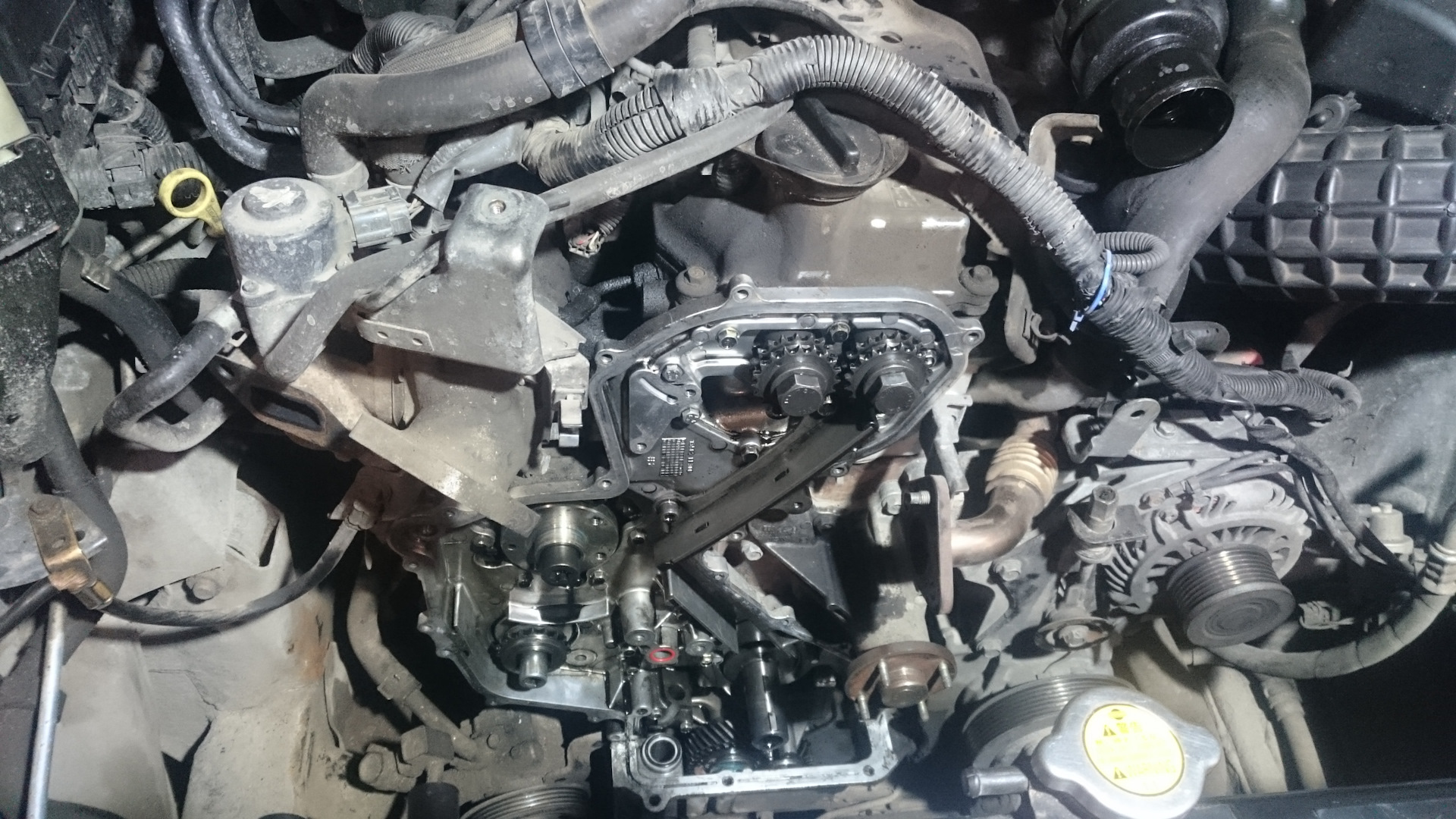 Патфайндер 2.5 обороты. Nissan Pathfinder r51 подкапотное. Подкапотное пространство Pathfinder r51. Nissan Pathfinder vq40 холостой ход. Под капотом Nissan Pathfinder r50.