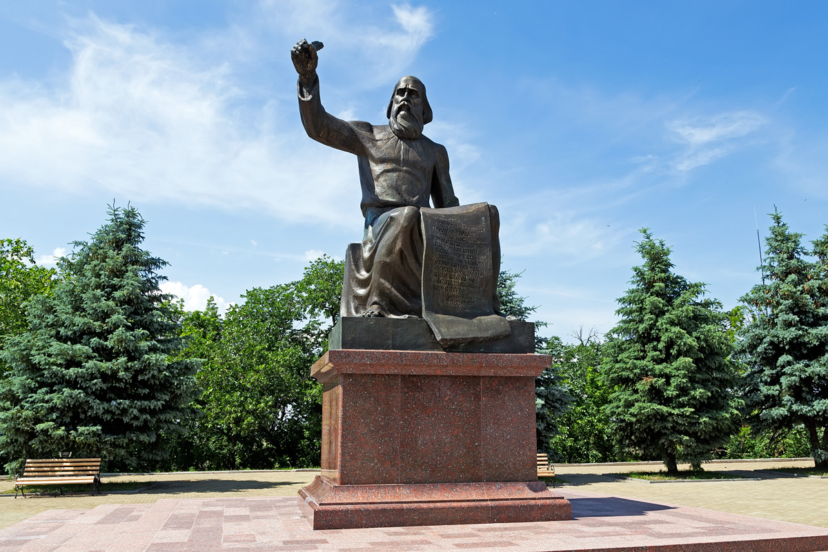 Князь города владимира. Владимир Мономах памятник. Памятник Владимиру Мономаху в городе Прилуки Черниговской области. Памятник Владимиру Манамаху во Вла. Памятники Владимиру Мономаху в России.