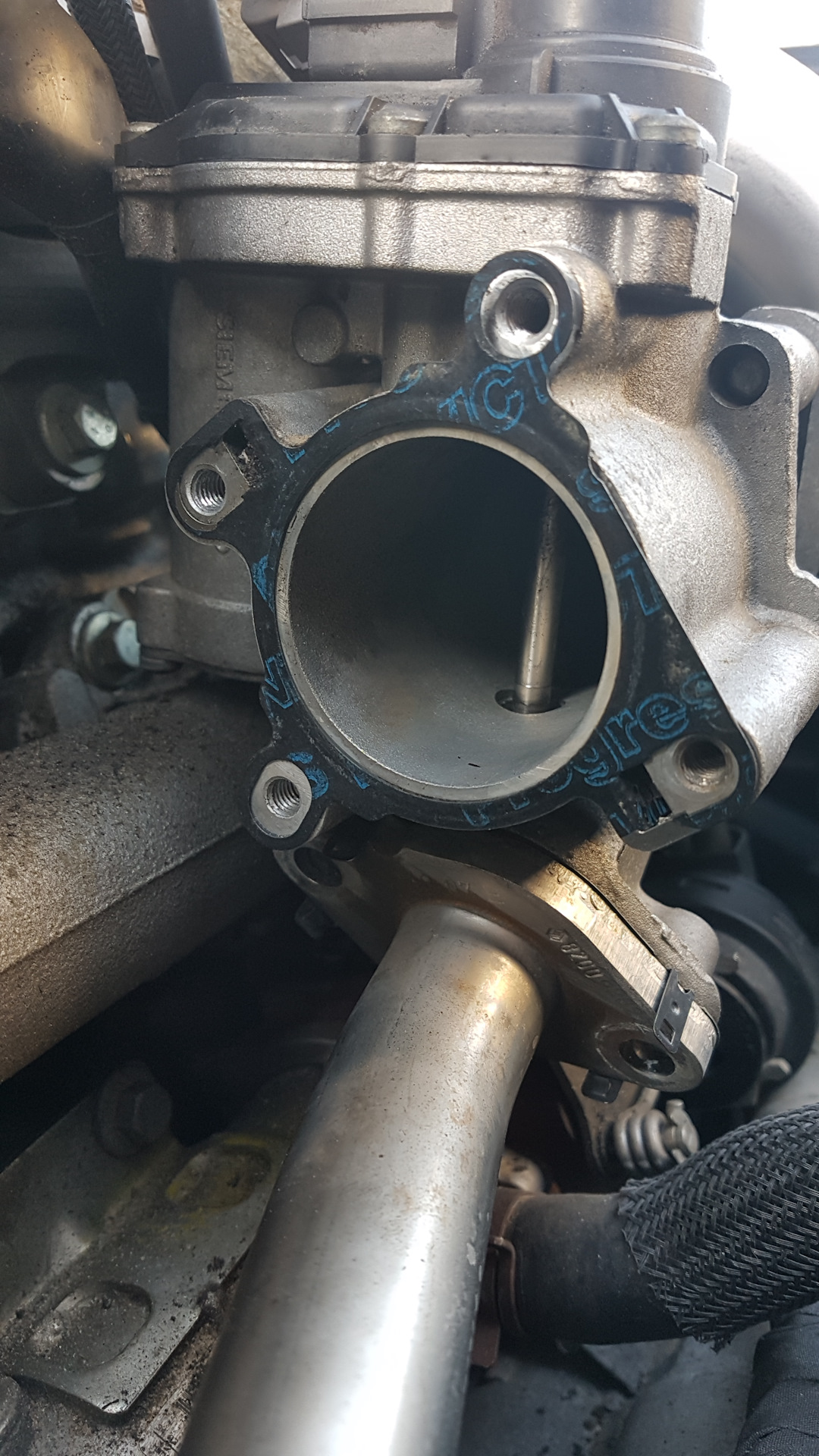 Клапан егр на опель зафира. Egr система в автомобиле. Егр 2. Клапан егр газ 3308 дизель. Теплообменник егр m9r.