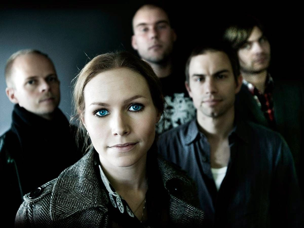 Losing my favourite game. Группа the Cardigans. The Cardigans солистка. Солистка Cardigans 2021. The Cardigans 2019.