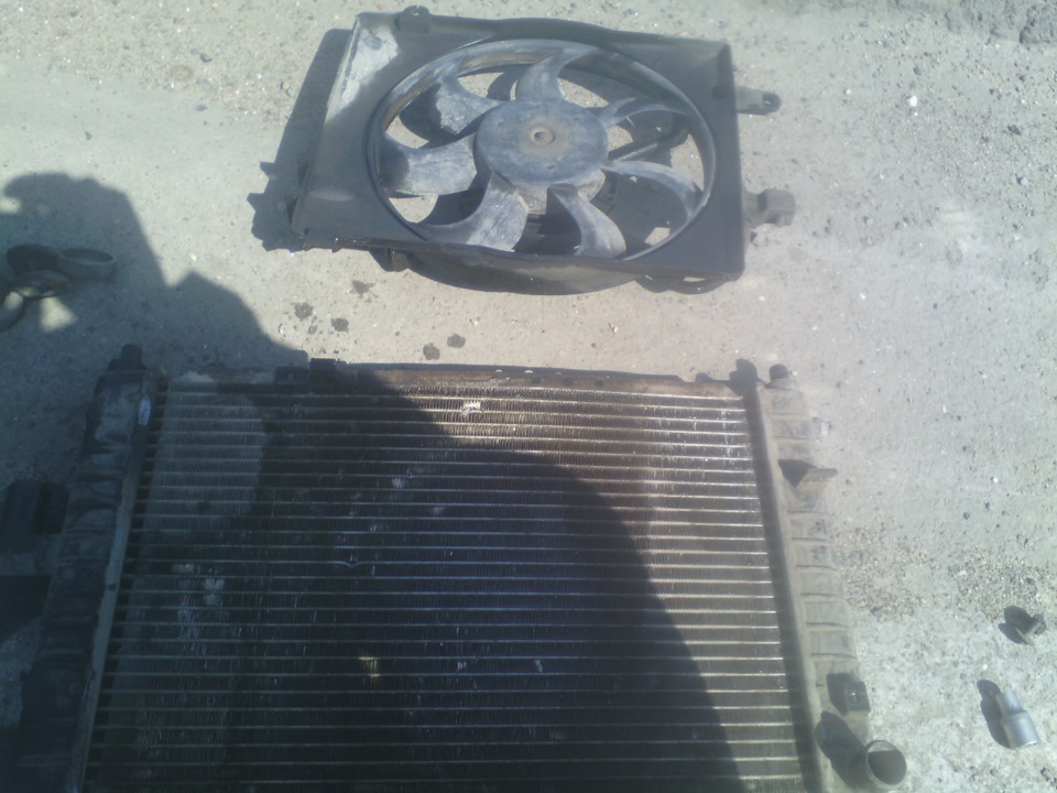 Пробит радиатор охлаждения. Потёк радиатор охлаждения. Пробит радиатор охлаждения. Пробил радиатор охлаждения. Устранение течи радиатора автомобиля.