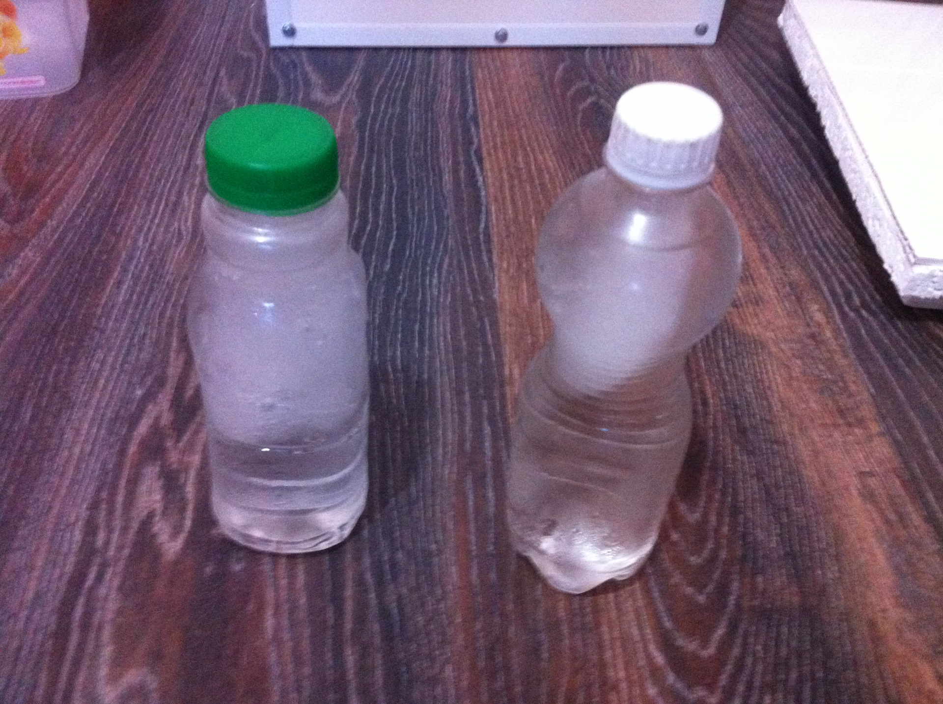 Замерзшая вода в бутылке. Воздух в бутылке. Бутылка с воздухом пластиковая. Флакон с жидкостью замерзающий. Лопнул пластик на бутылка для воды.