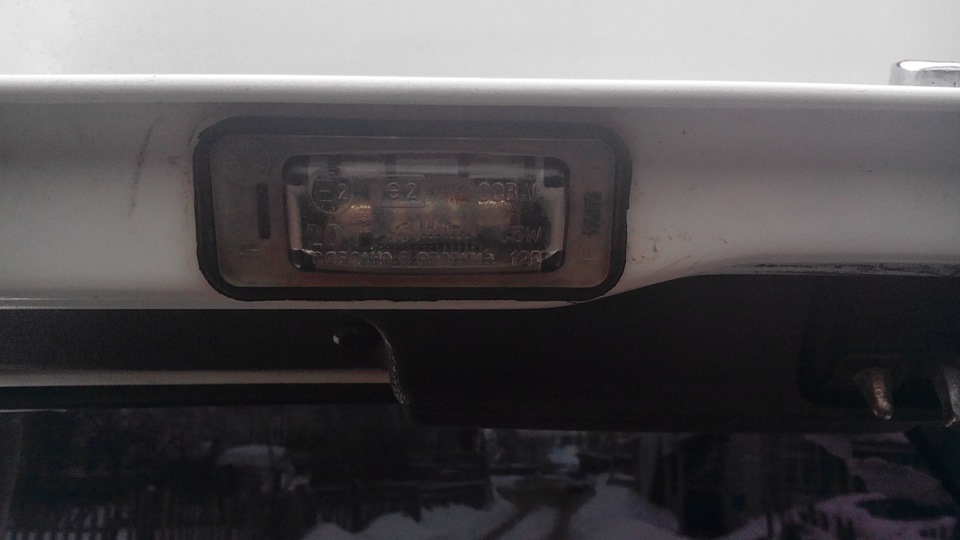 замена лампочек на подсветке номера — Lada 2114, 1,6 л, 2011 года ...