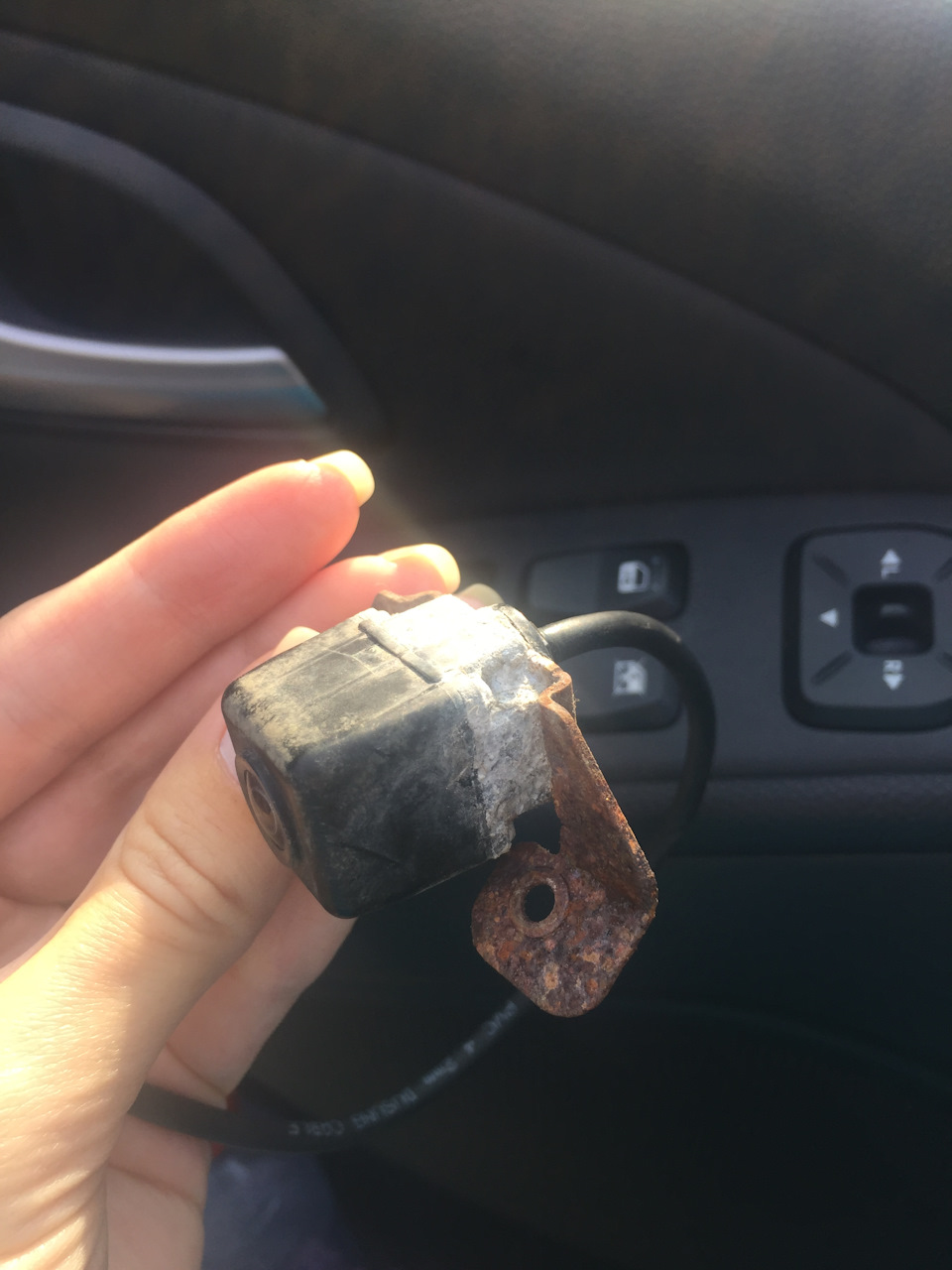 Замена камеры заднего вида — Hyundai ix35, 2 л, 2012 года | электроника ...