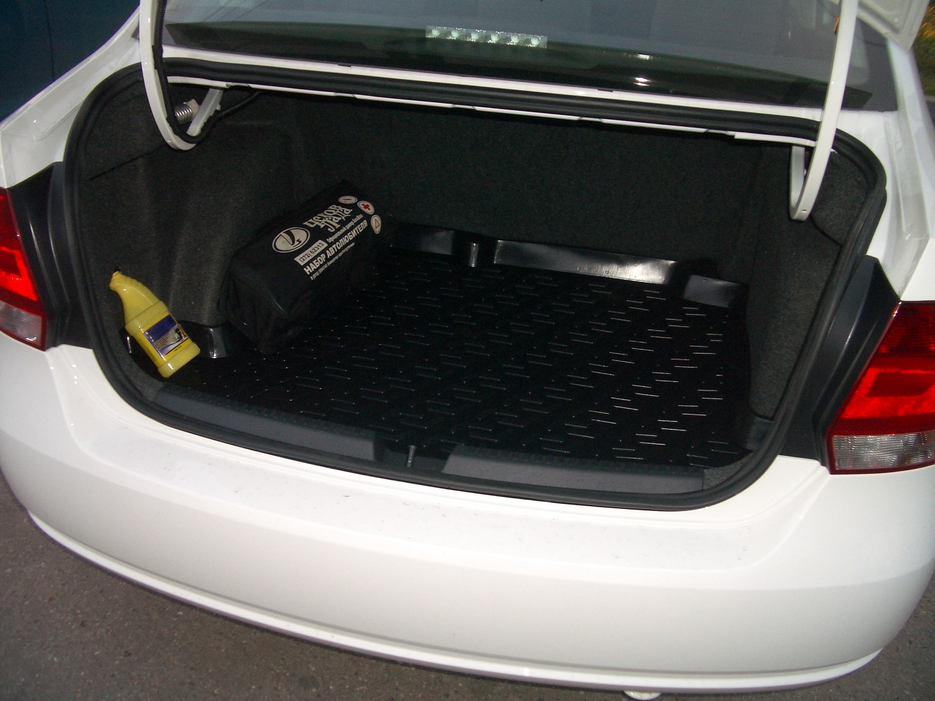 коврик в багажник фольксваген поло седан формика