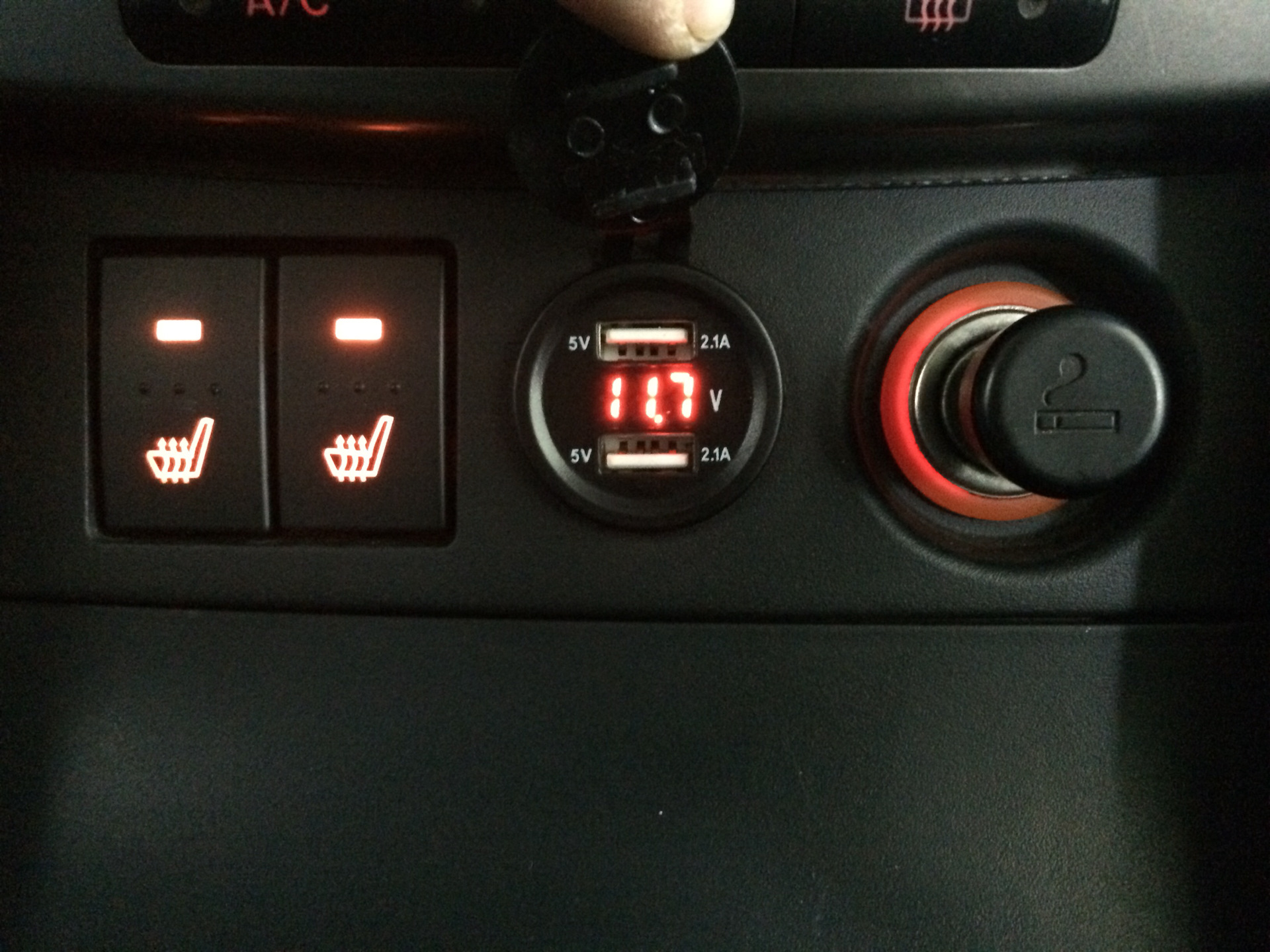 Замена кнопки обогрева. Мазда 3 БК кнопки подогрева. Кнопки обогрева сидений Mazda 3 BL. Лампочки подогрева сидений Мазда 3 БК. Лампа кнопки подогрева сидений Мазда 3 БК.