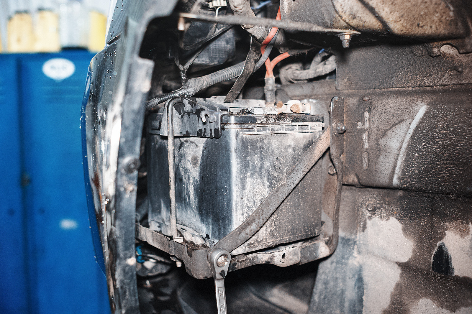 Dodge journey 2008 аккумулятор. Додж джорней аккумулятор. 4. Додж караван акб. Додж джорни 2.