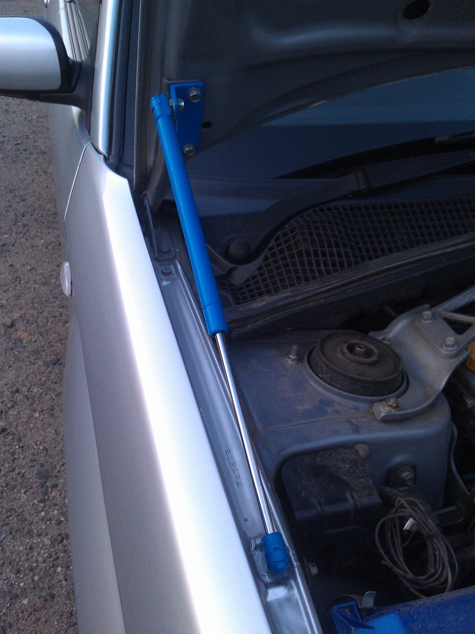 Если колхозить то в одной цветовой гамме. Упоры капота. — Subaru ...