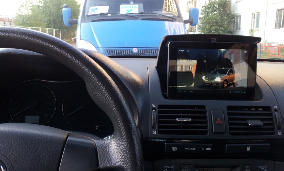 Экран на торпеде. Держатель планшета Приора 1. Бокс для экрана 2din на торпеду Starex. Монитор Тесла в Toyota Avensis t250. Планшет в торпеду Приора 1.