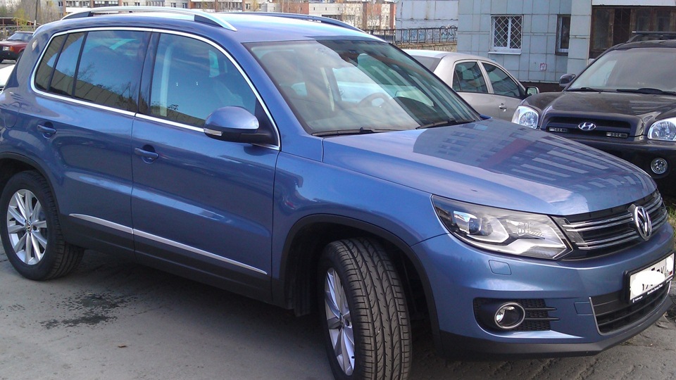 Тигуан 2.0 170. Volkswagen Tiguan 2011 синий. Tiguan 2012 серо синий. Фольксваген Тигуан 2011 голубая. Фольксваген Тигуан 2011 серый.