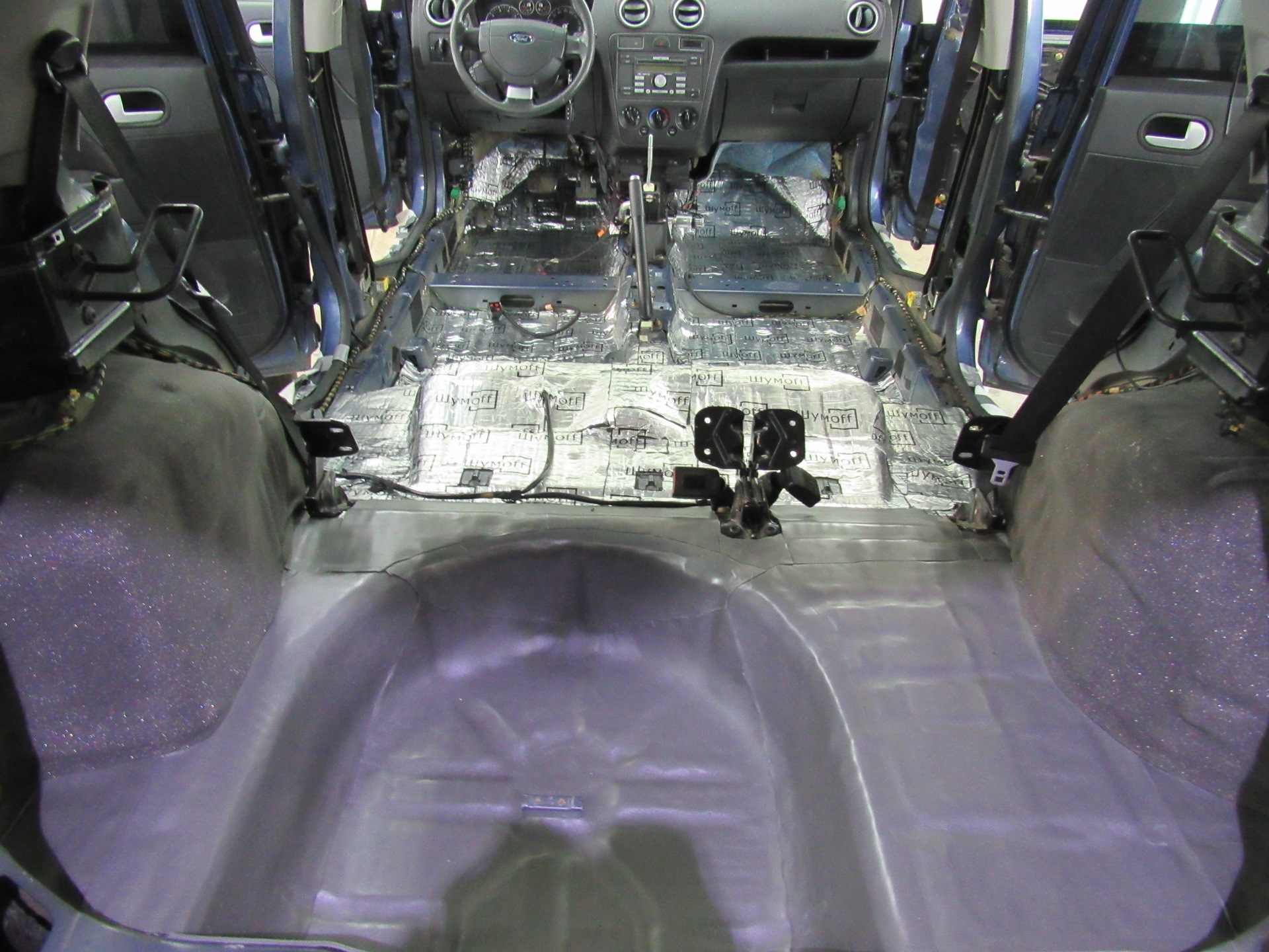 Шумоизоляция шумофф. Шумоизоляция ford арт. Шумоизоляция багажника форд фьюжн. Шумоизоляция фьюжн. Шумоизоляция пола форд фокус 2.