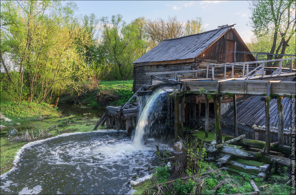 водяная мельница в красниково история. ab917c1s 960. водяная мельница в красниково история фото. водяная мельница в красниково история-ab917c1s 960. картинка водяная мельница в красниково история. картинка ab917c1s 960. В моем блоге уже немало фоторассказов о самых разнообразных мельницах, но водяных среди них не так уж и много. Поэтому сегодняшний пост как раз о такой. Мельница находится на окраине села Красниково Курской области на речке Нагольненский Колодезь. Кстати, в сети эту речушку сплошь и рядом называют Крюком (реже — Ручей Широкий). Предположу, что это, скорее всего, устаревший местный гидроним, так как на всех картах река называется именно Нагольненский Колодезь либо Нагольненский Колодец. Кроме того, курские СМИ растиражировали версию о том, что это единственная сохранившаяся мельница подобного типа в Черноземье, но это тоже не верно. водяная мельница в красниково история. ab917c1s 960. водяная мельница в красниково история фото. водяная мельница в красниково история-ab917c1s 960. картинка водяная мельница в красниково история. картинка ab917c1s 960. В моем блоге уже немало фоторассказов о самых разнообразных мельницах, но водяных среди них не так уж и много. Поэтому сегодняшний пост как раз о такой. Мельница находится на окраине села Красниково Курской области на речке Нагольненский Колодезь. Кстати, в сети эту речушку сплошь и рядом называют Крюком (реже — Ручей Широкий). Предположу, что это, скорее всего, устаревший местный гидроним, так как на всех картах река называется именно Нагольненский Колодезь либо Нагольненский Колодец. Кроме того, курские СМИ растиражировали версию о том, что это единственная сохранившаяся мельница подобного типа в Черноземье, но это тоже не верно.