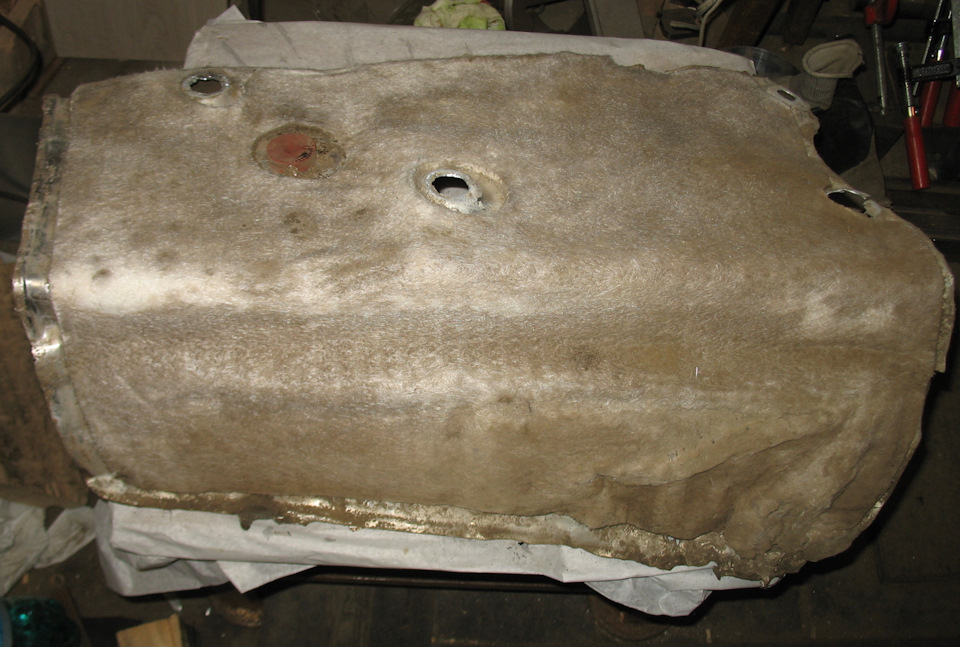 Теплозащитный экран над глушителем. — Audi 100 (C4), 2,3 л, 1992 года ...