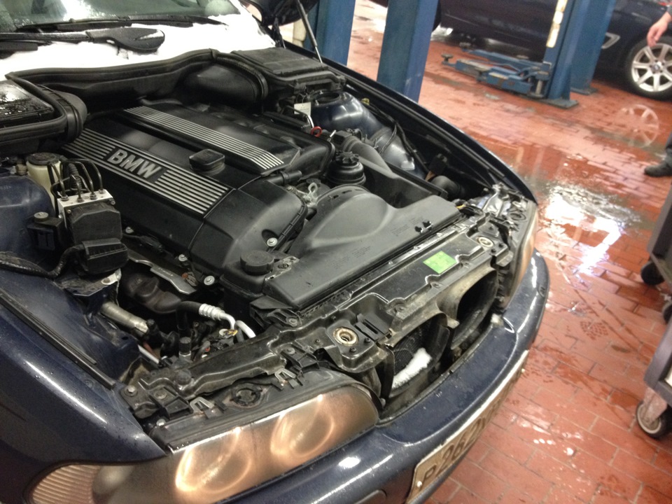 Замена кожуха вентилятора — BMW 5 series (E39), 3 л, 2001 года | своими ...