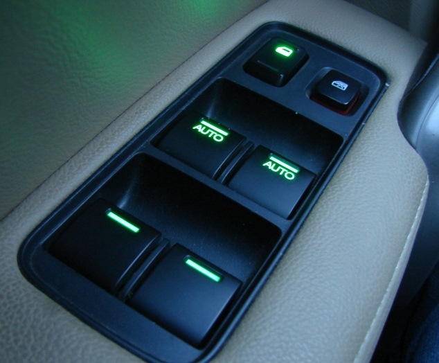 Подсветка кнопок тойота. Блок кнопок стеклоподъемника Хонда CRV 2. Подсветка кнопок стеклоподъемников Honda CRV 2 поколение. Кнопки Тойота Приус 30. Кнопки стеклоподъемников Honda CRV 2 ночью.