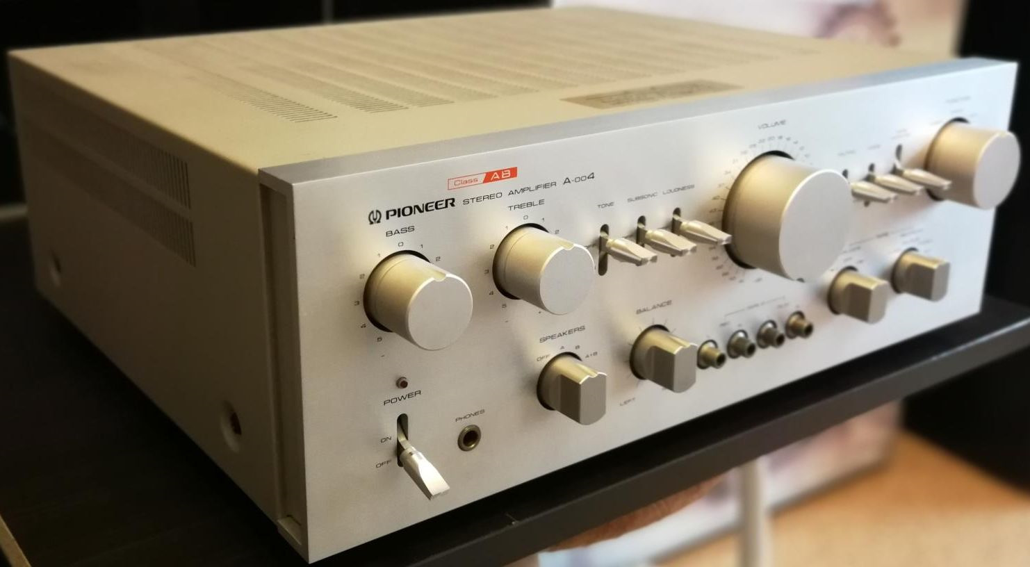 Pioneer 1979-81. Техно-серия А-оо и А-*00, выпускавшаяся параллельно с  голубыми и очкариками: A-004, A-006, A-008, A-0012/A-27, A-500, A-700,  A-900. — Сообщество «Клуб Почитателей Кассетных Магнитофонов» на DRIVE2