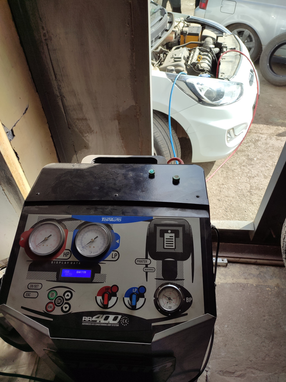 Дозаправка кондиционера — Hyundai Solaris, 1,6 л, 2011 года | визит на ...