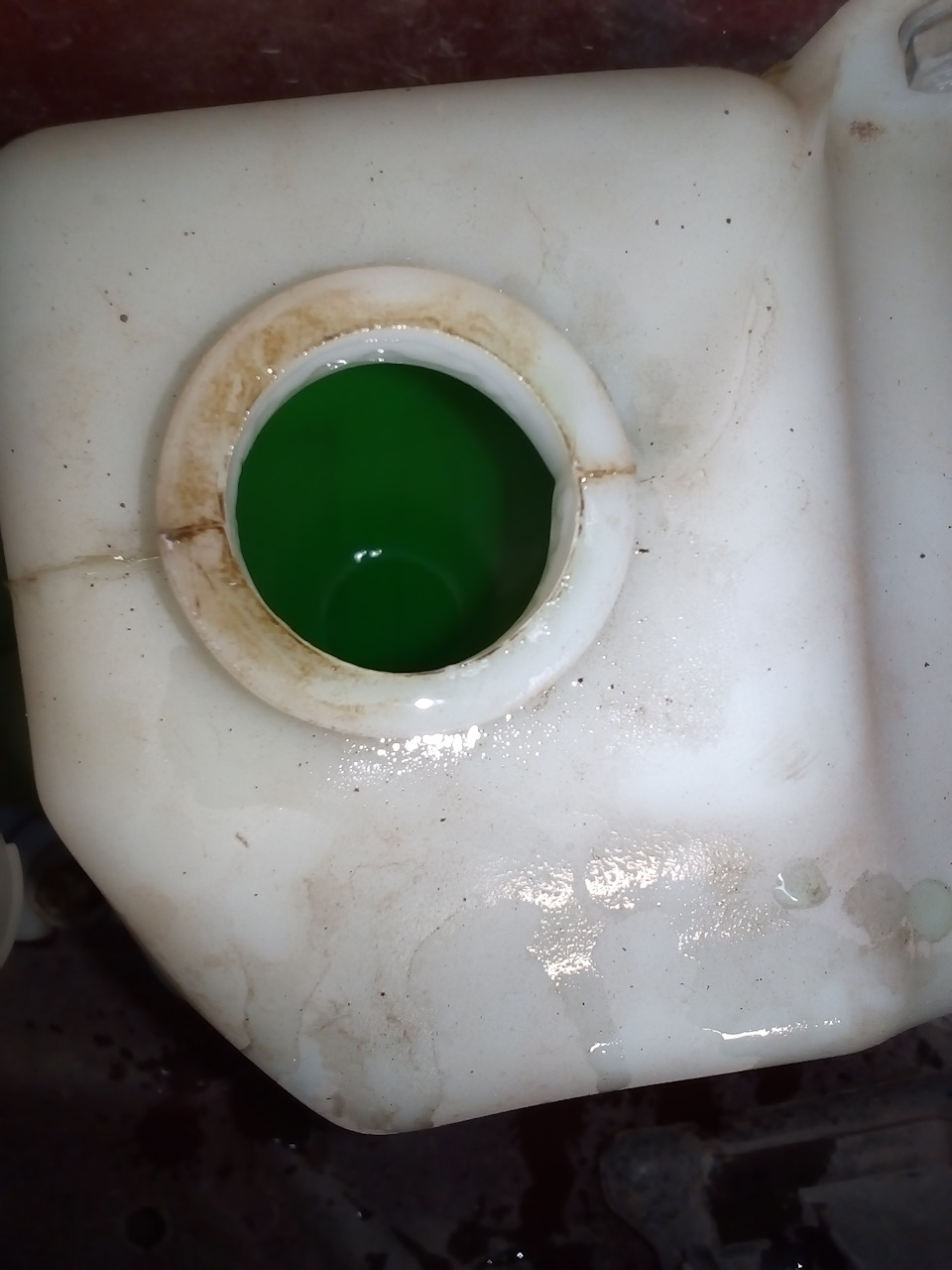 Антифриз.А то, что слилось было серобурмалинового неопределенного цвета.Видимо, не менялся. — Great Wall Hover