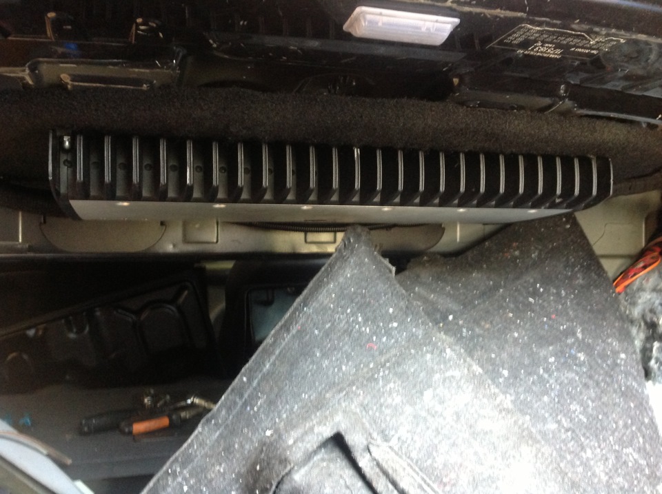 Фотографии багажника с установленными туда усилками и половинка корпуса ...