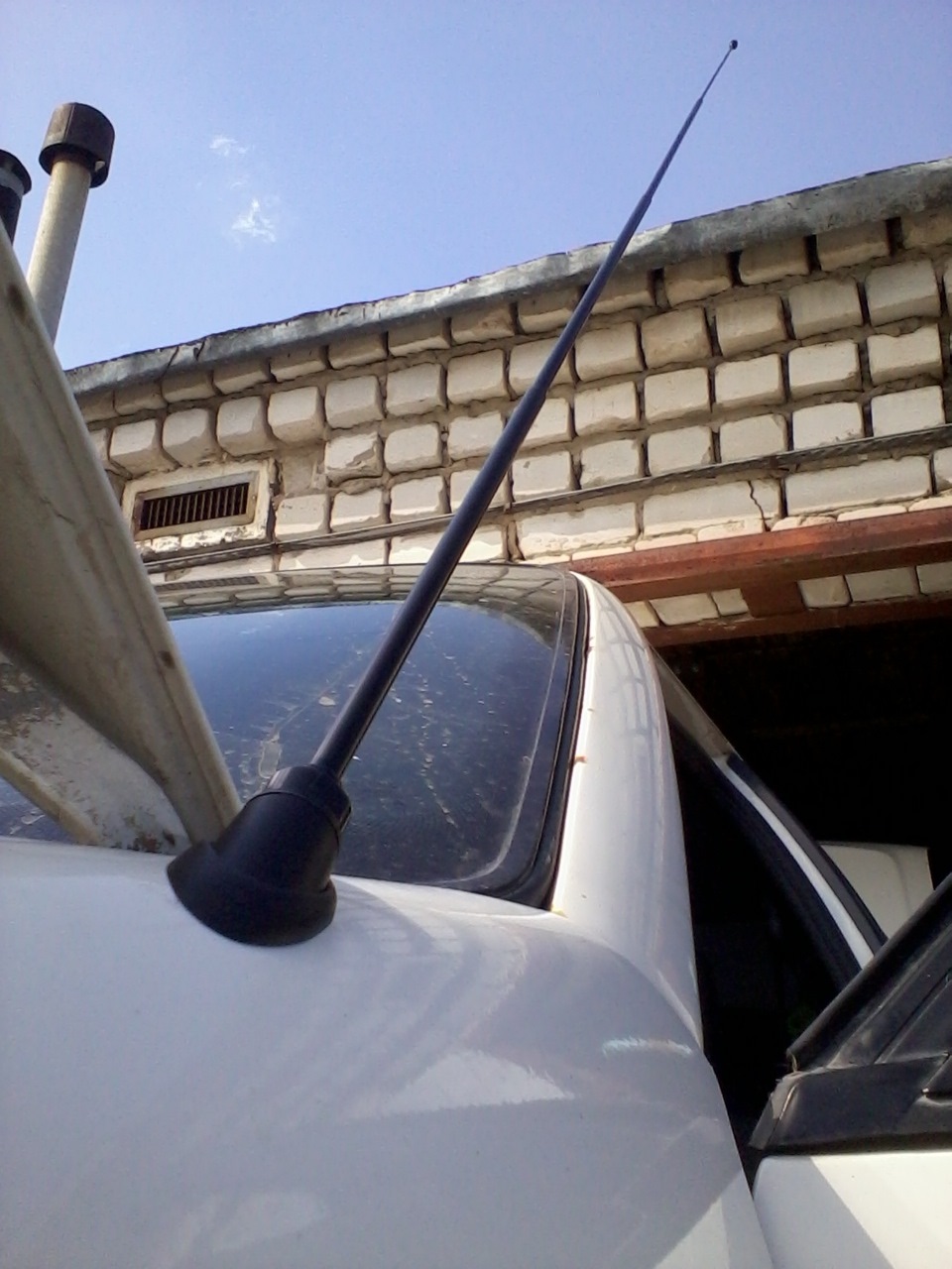 Машина с антенной на крыше