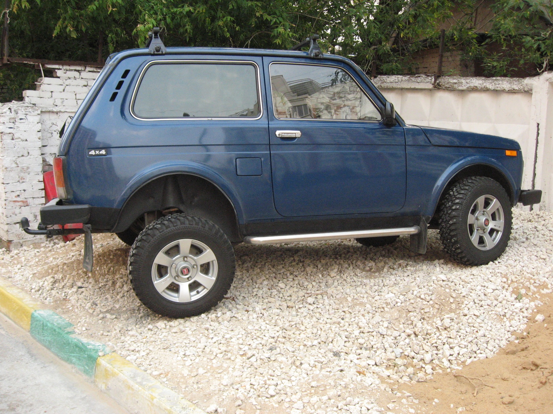 вот так приходится парковаться возле дома, когда всё занято) — Lada 4x4 3D,  1,7 л, 2004 года | фотография | DRIVE2