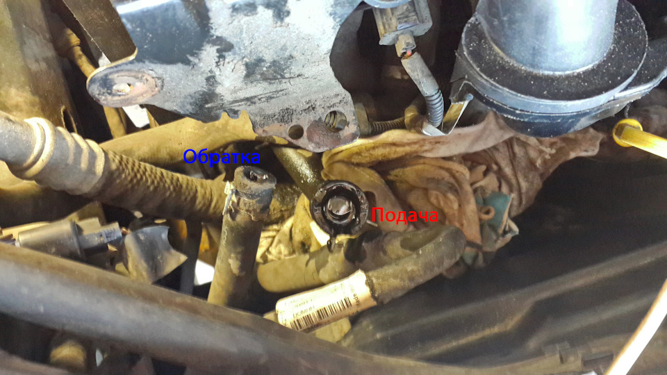 Когда снимал бочек положил тряпку, что бы остатки жижи не пролились. Где какой шланг видно на фото. — Volvo C30