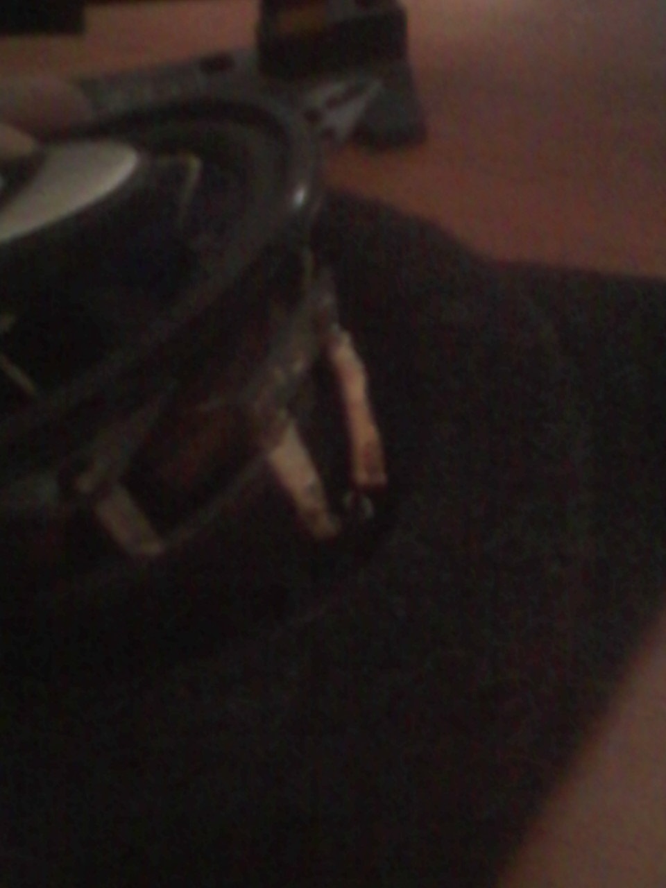 Подиумы под передние 10см динамики. Подсоединение проводов к динамикам ...