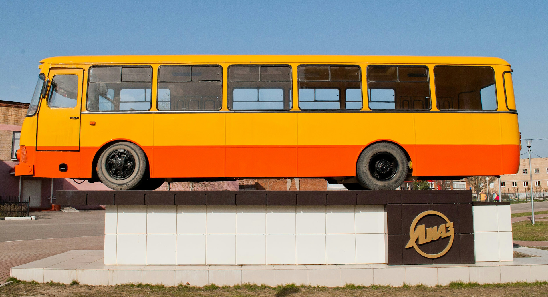 мост из автобусов