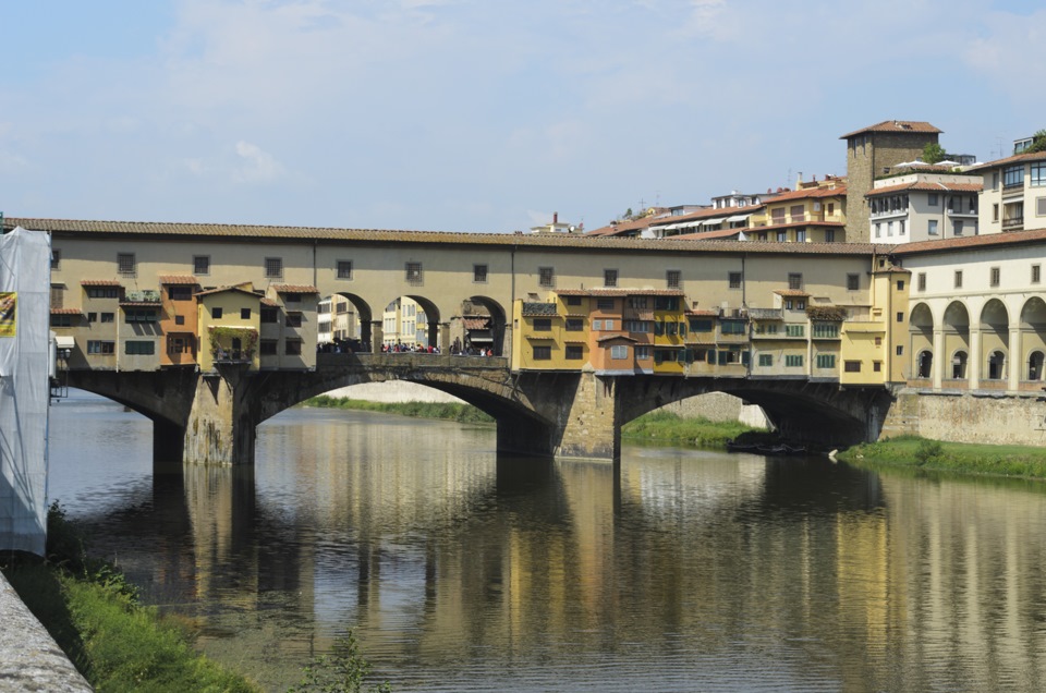 Понте-Веккьо — мост расположен в самом узком месте реки Арно, напротив галереи Уффици (самый старый мост в городе — 1345 г.) — Skoda Octavia A7 Mk3