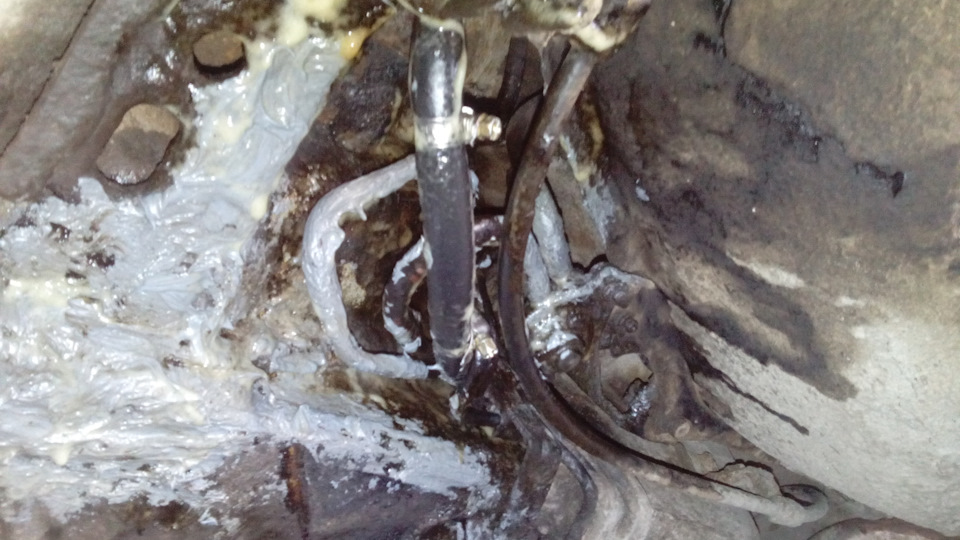 Потек бензин в районе левого заднего колеса. — Honda HR-V (1G), 1,6 л ...