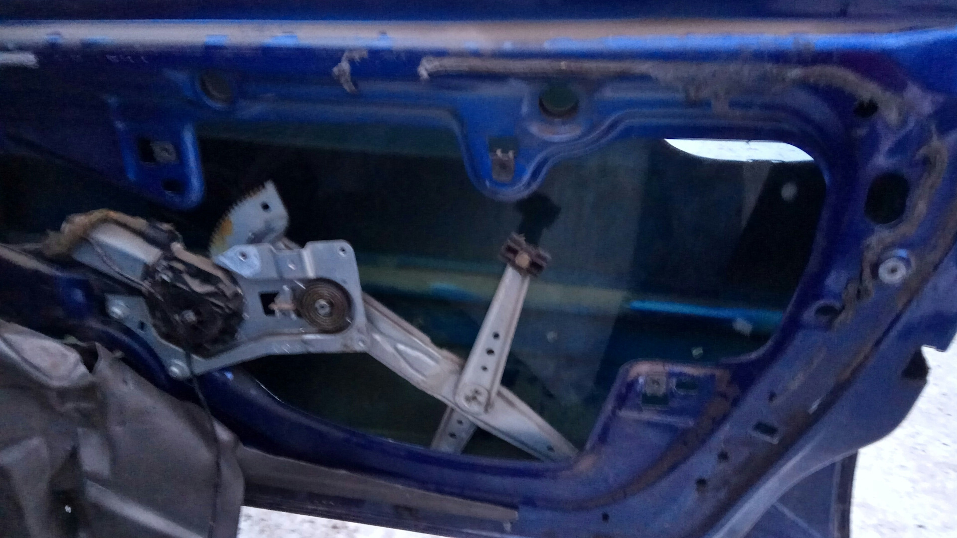 Замена моторчика центрального замка — Renault Laguna I, 2 л, 1996 года ...