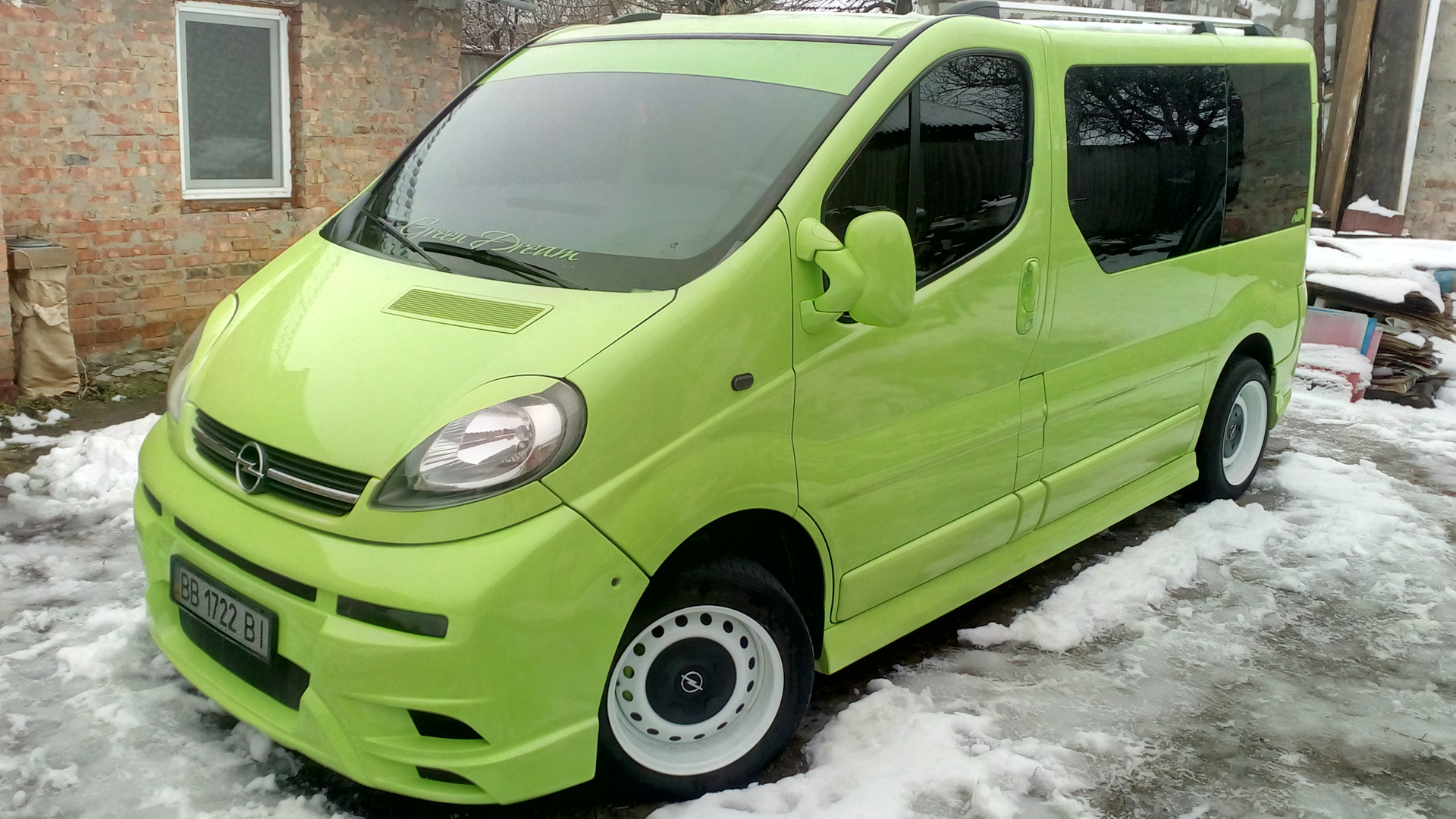 Opel Vivaro белый.