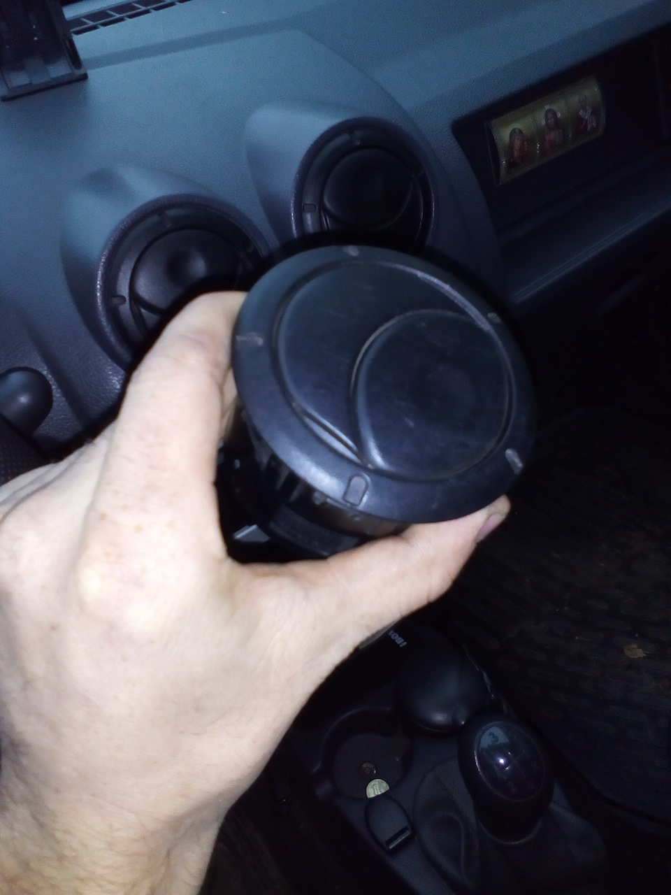 Установка навигатор на панели воздуховод — Renault Logan (1G), 1,4 л ...