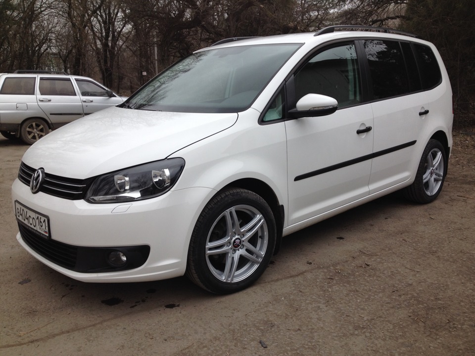 Фольксваген туран автомат. Фольксваген туран автомат. Фольксваген туран 2011 года. Фольксваген туран автомат. Фольксваген туран 2008 салон.