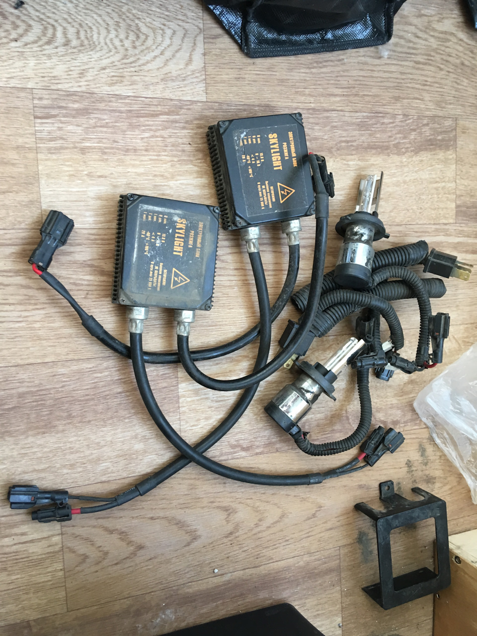 6. Блоки розжига ксенона и лампы. Не включал, работают или нет- не известно. — Ford Fiesta (Mk V)